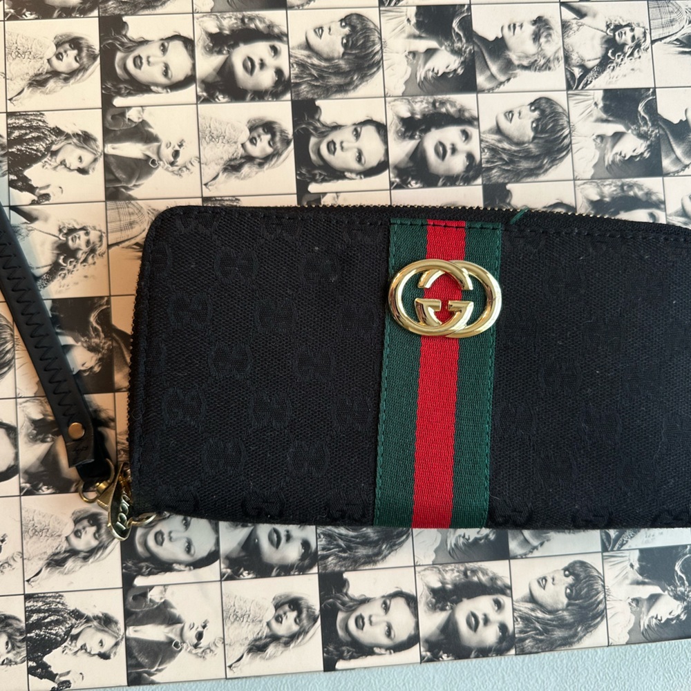 This cannot be a real Gucci wallet but it's still pretty